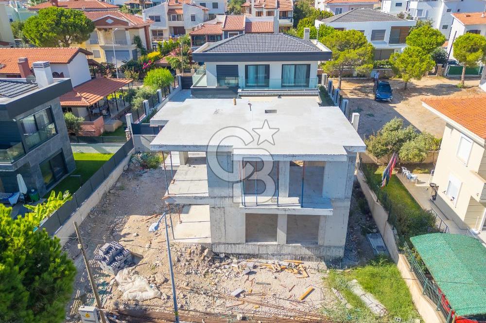 ÇEŞME YALI DA DENİZ MANZARALI 4+1 NATAMAM SATILIK VİLLA