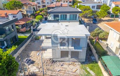 ÇEŞME YALI DA DENİZ MANZARALI 4+1 NATAMAM SATILIK VİLLA