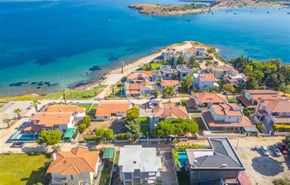 ÇEŞME YALI DA DENİZ MANZARALI 4+1 NATAMAM SATILIK VİLLA