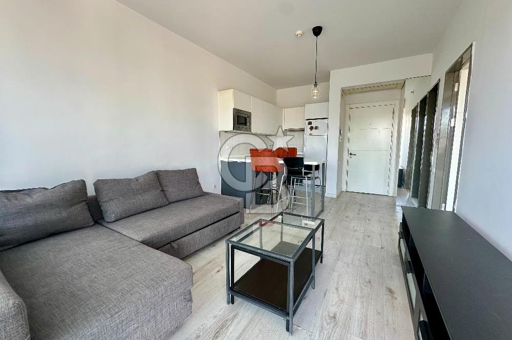 Ontan Bayraklı'da Kiralık Eşyalı Cadde Cepheli Ferah 1+1 Daire