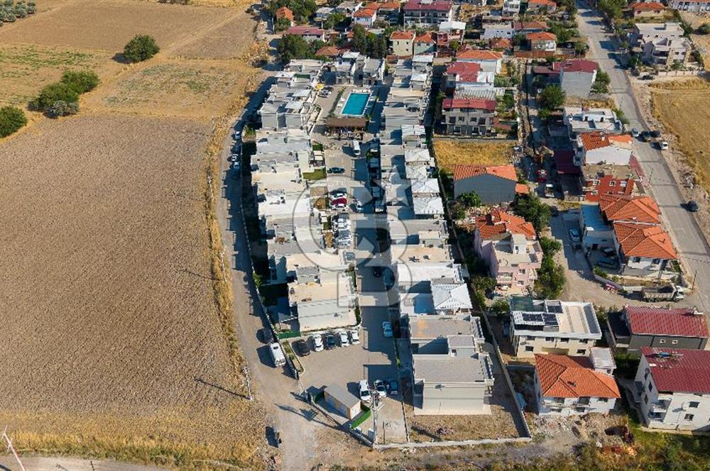 Foça Yenibağarası Havuzlu Sitede 1+1 Kiralık Daire