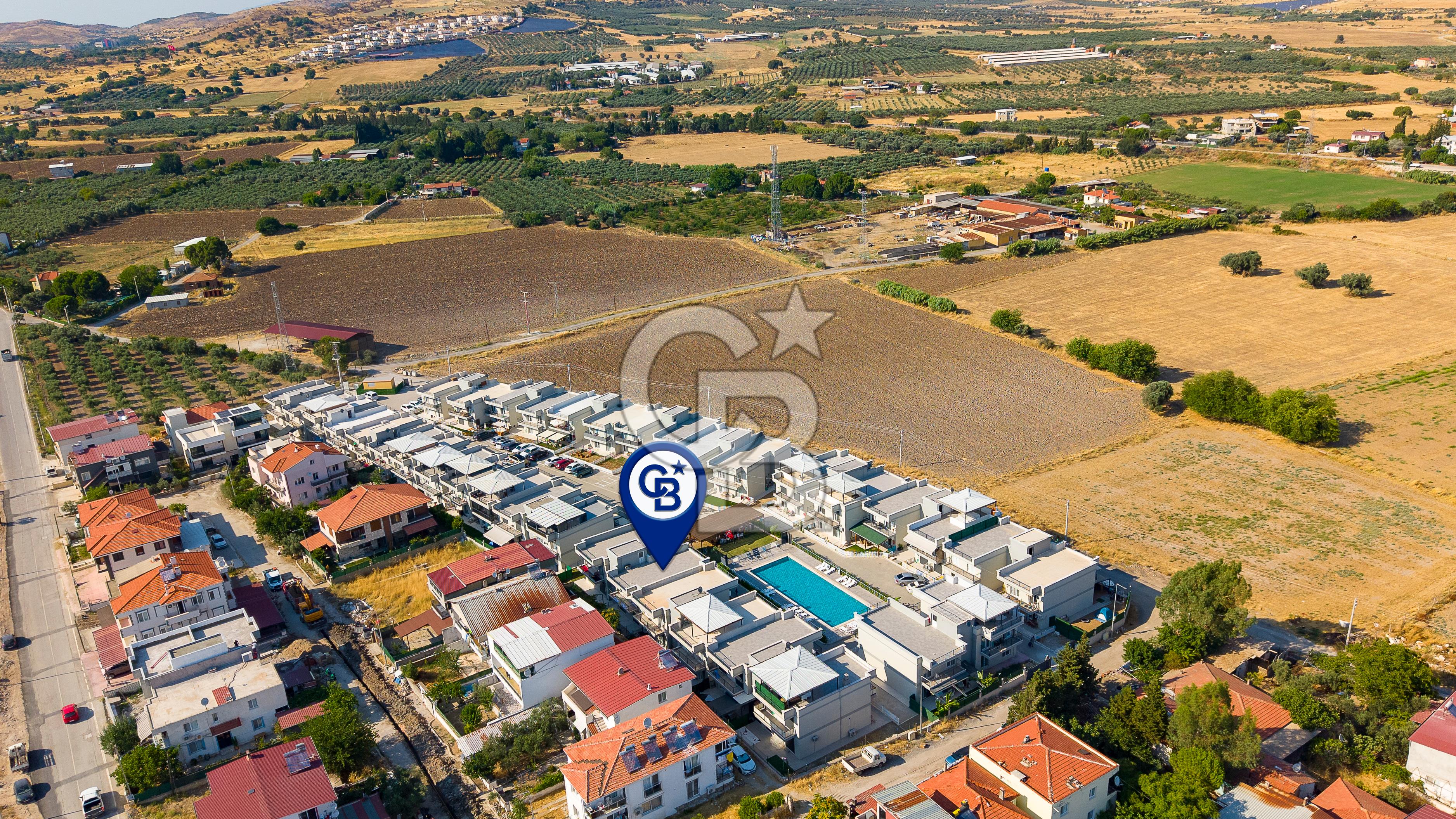Foça Yenibağarası Havuzlu Sitede  Geniş Bahçeli  2+1 Daire