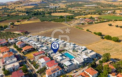 Foça Yenibağarası Havuzlu Sitede  Geniş Bahçeli  2+1 Daire