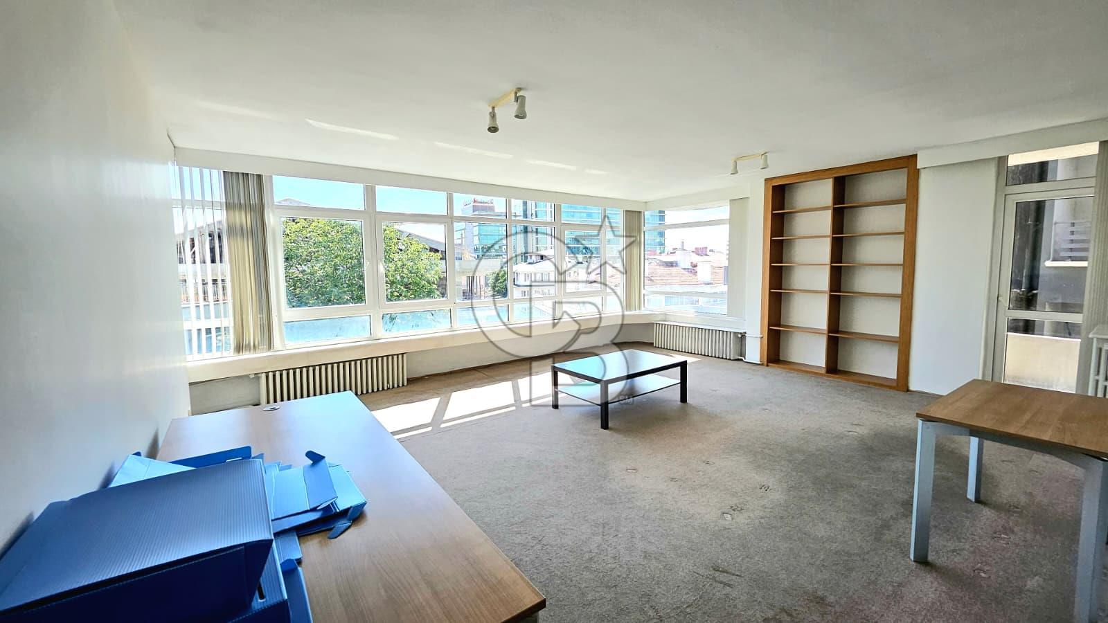 ÇANKAYA BÜKLÜM SOKAK'TA BALKONLU ASANSÖRLÜ 3+1 OFİS / DAİRE