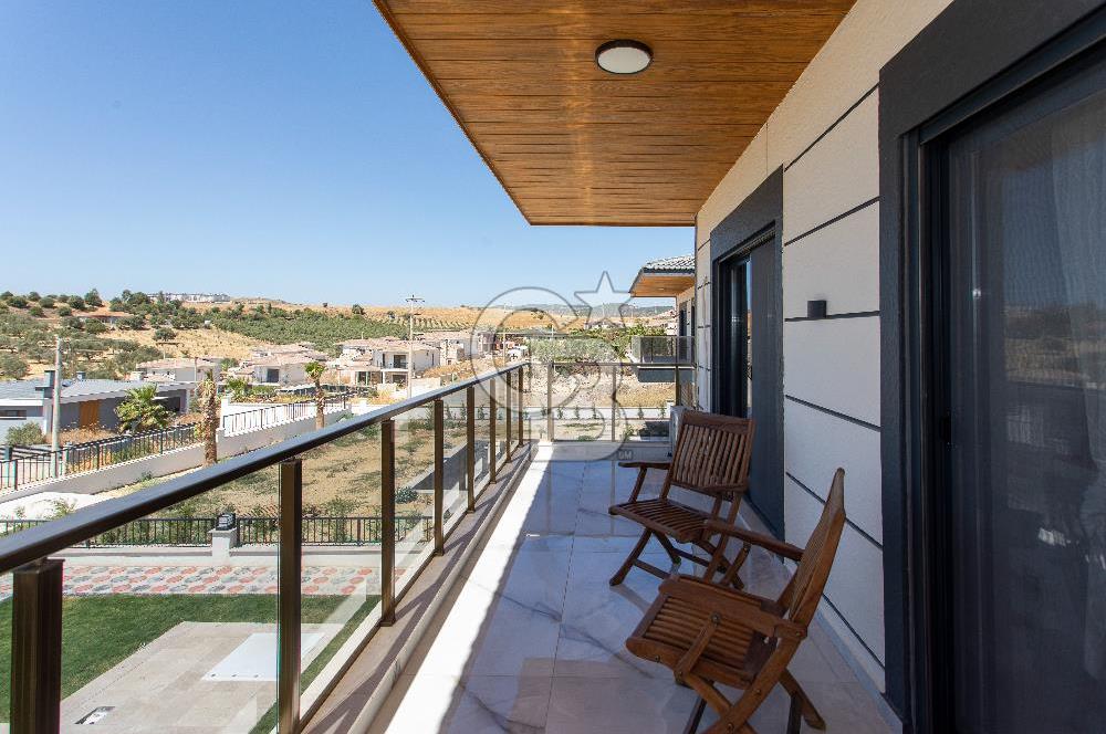 Foçaköy'de Satılık Eşyalı 4+1 Müstakil Havuzlu Villa