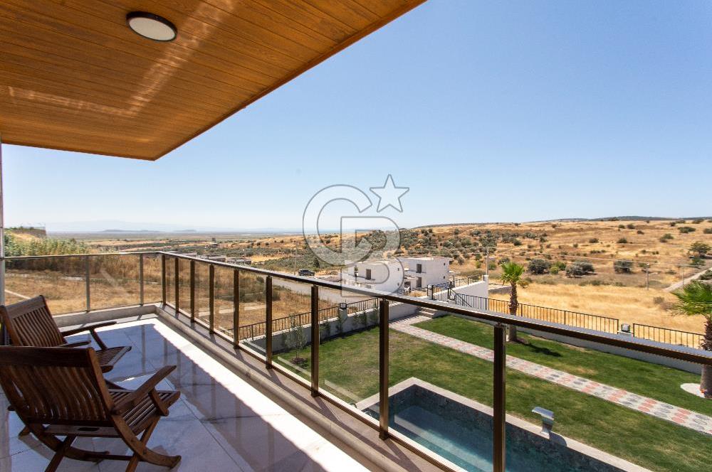 Foçaköy'de Satılık Eşyalı 4+1 Müstakil Havuzlu Villa