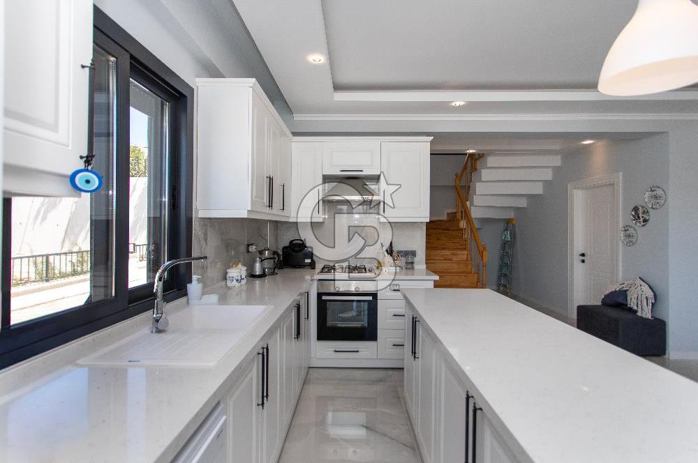 Foçaköy'de Satılık Eşyalı 4+1 Müstakil Havuzlu Villa
