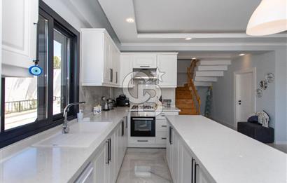 Foçaköy'de Satılık Eşyalı 4+1 Müstakil Havuzlu Villa