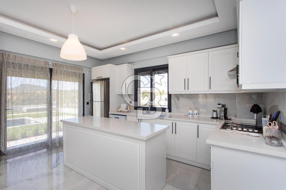 Foçaköy'de Kiralık Eşyalı 4+1 Müstakil Havuzlu Villa