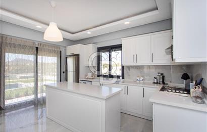 Foçaköy'de Kiralık Eşyalı 4+1 Müstakil Havuzlu Villa