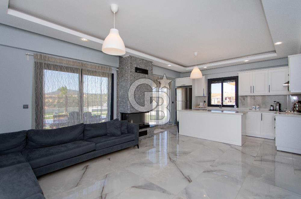 Foçaköy'de Satılık Eşyalı 4+1 Müstakil Havuzlu Villa