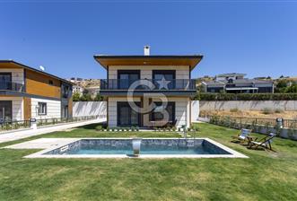Foçaköy'de Satılık Eşyalı 4+1 Müstakil Havuzlu Villa - 11 - 370137