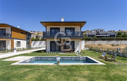 Foçaköy'de Satılık Eşyalı 4+1 Müstakil Havuzlu Villa