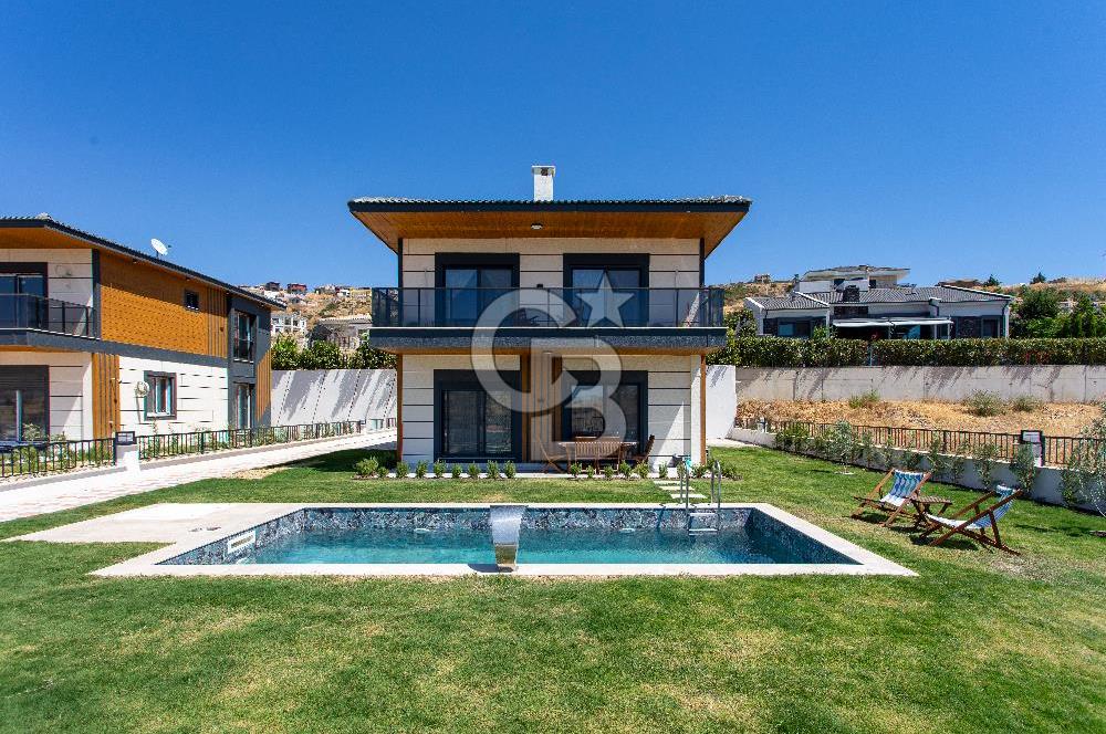 Foçaköy'de Kiralık Eşyalı 4+1 Müstakil Havuzlu Villa