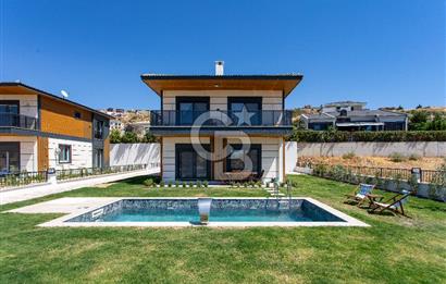 Foçaköy'de Kiralık Eşyalı 4+1 Müstakil Havuzlu Villa