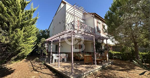 CB FARK'tan 200 m2 Bahçeli Köşe Konum 3+1 Satılık Villa - 370165