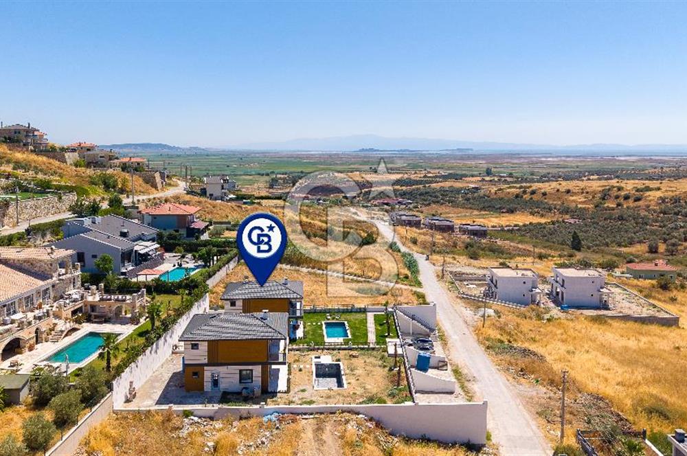 Foçaköy'de Satılık Eşyalı 4+1 Müstakil Havuzlu Villa