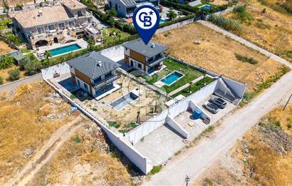 Foçaköy'de Satılık Eşyalı 4+1 Müstakil Havuzlu Villa