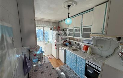 İzmir’in en çok tercih edilen bölgelerinden Buca Koop Mahallesi’nde, geniş kullanım alanı ve avantajlı konumuyla öne çıkan bu 3+1 ara kat daire, hem aile yaşamı hem de yatırım için ideal bir fırsat sunuyor.