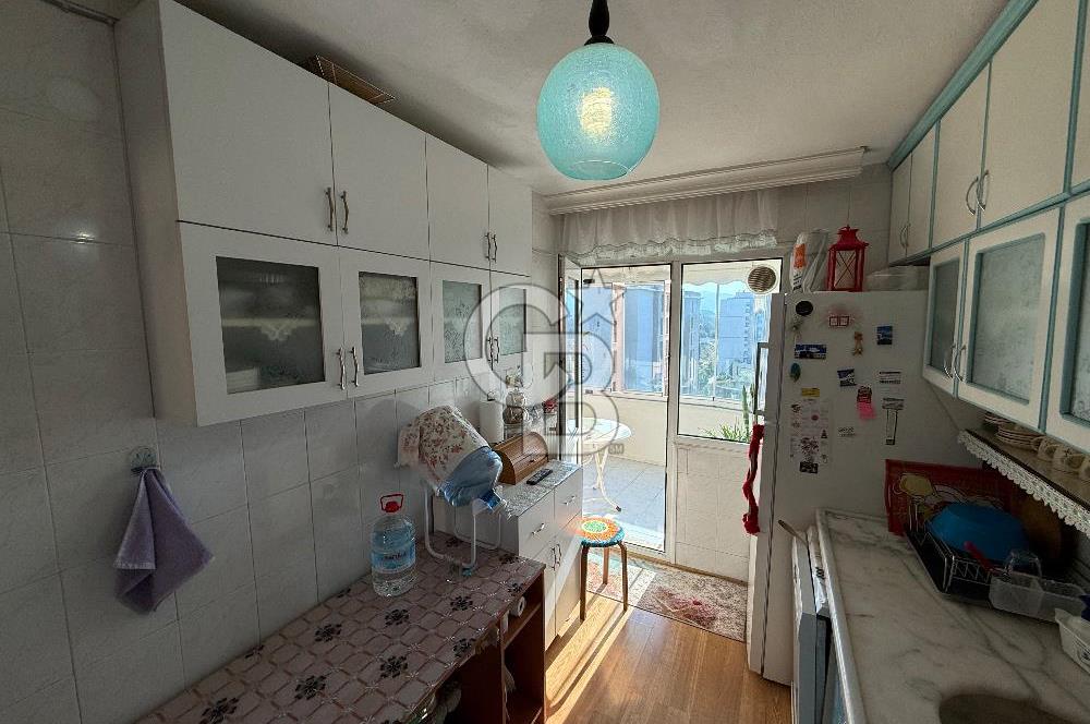 İzmir’in en çok tercih edilen bölgelerinden Buca Koop Mahallesi’nde, geniş kullanım alanı ve avantajlı konumuyla öne çıkan bu 3+1 ara kat daire, hem aile yaşamı hem de yatırım için ideal bir fırsat sunuyor.