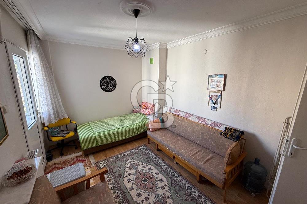 İzmir’in en çok tercih edilen bölgelerinden Buca Koop Mahallesi’nde, geniş kullanım alanı ve avantajlı konumuyla öne çıkan bu 3+1 ara kat daire, hem aile yaşamı hem de yatırım için ideal bir fırsat sunuyor.
