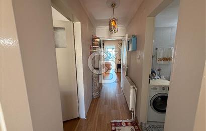 İzmir’in en çok tercih edilen bölgelerinden Buca Koop Mahallesi’nde, geniş kullanım alanı ve avantajlı konumuyla öne çıkan bu 3+1 ara kat daire, hem aile yaşamı hem de yatırım için ideal bir fırsat sunuyor.