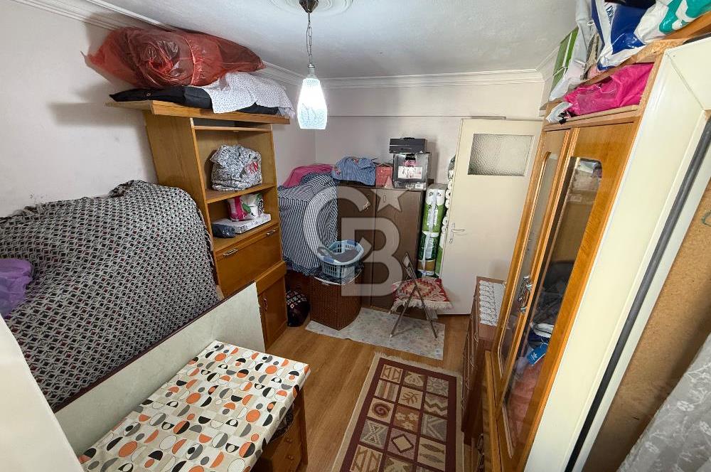 İzmir’in en çok tercih edilen bölgelerinden Buca Koop Mahallesi’nde, geniş kullanım alanı ve avantajlı konumuyla öne çıkan bu 3+1 ara kat daire, hem aile yaşamı hem de yatırım için ideal bir fırsat sunuyor.
