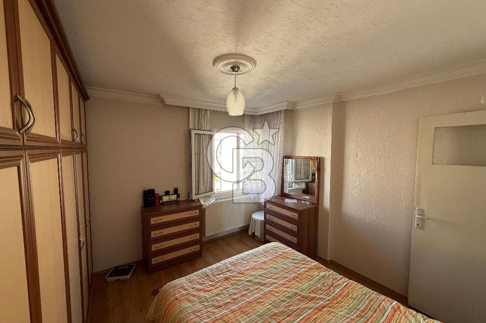 İzmir’in en çok tercih edilen bölgelerinden Buca Koop Mahallesi’nde, geniş kullanım alanı ve avantajlı konumuyla öne çıkan bu 3+1 ara kat daire, hem aile yaşamı hem de yatırım için ideal bir fırsat sunuyor.
