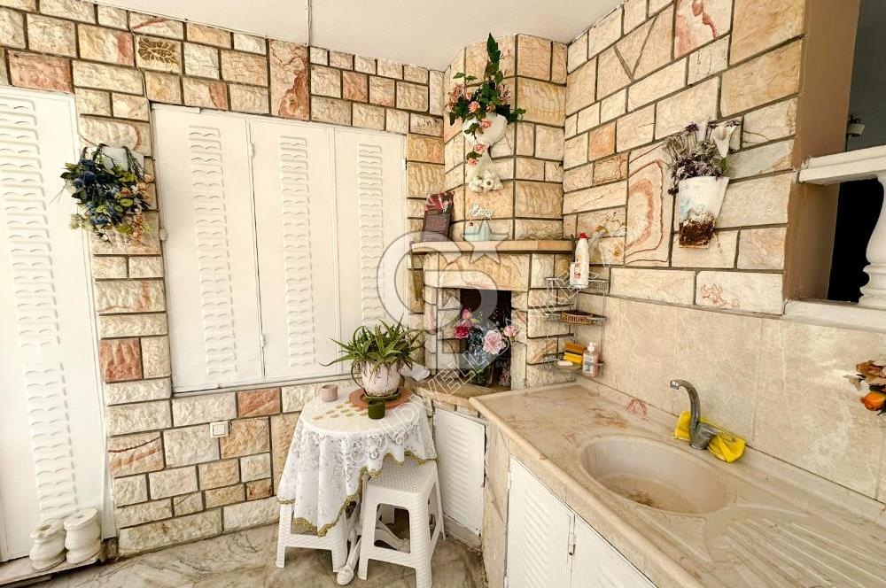 KUŞADASI KADINLAR DENİZİ’NDE PLAJA 300 METRE, CADDE ÜZERİNDE 3+2 VİLLA