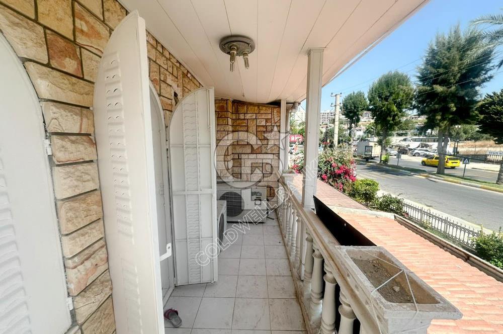 KUŞADASI KADINLAR DENİZİ’NDE PLAJA 300 METRE, CADDE ÜZERİNDE 3+2 VİLLA