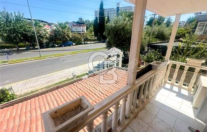 KUŞADASI KADINLAR DENİZİ’NDE PLAJA 300 METRE, CADDE ÜZERİNDE 3+2 VİLLA