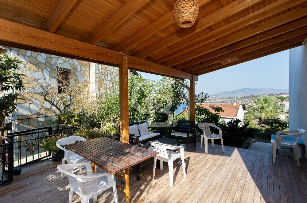 Yenifoça Donatkent'te Satılık 3+1 Deniz Manzaralı Müstakil Villa