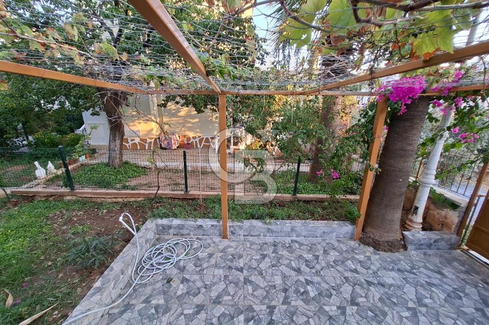 AKBÜK MERKEZDE HAVUZLU SİTEDE BAKIMLI 3+1 TERASLI VİLLA