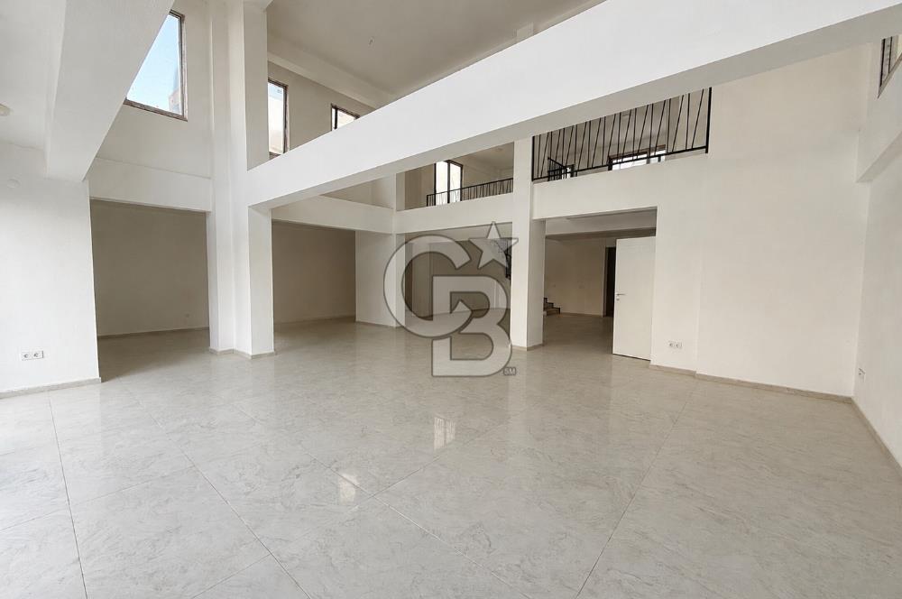 ANA CADDE CEPHELİ, GALERİLİ VE GENİŞ AVLULU SATILIK TİCARİ MÜLK