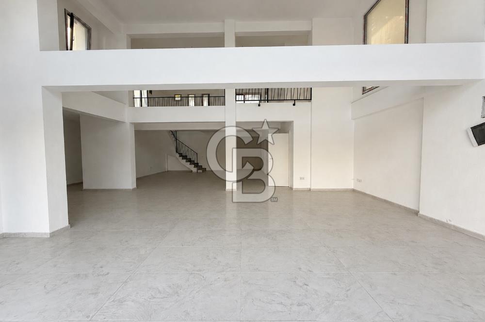 ANA CADDE CEPHELİ, GALERİLİ VE GENİŞ AVLULU SATILIK TİCARİ MÜLK