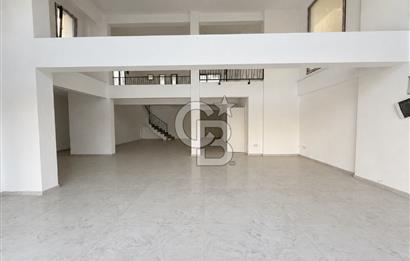 ANA CADDE CEPHELİ, GALERİLİ VE GENİŞ AVLULU SATILIK TİCARİ MÜLK