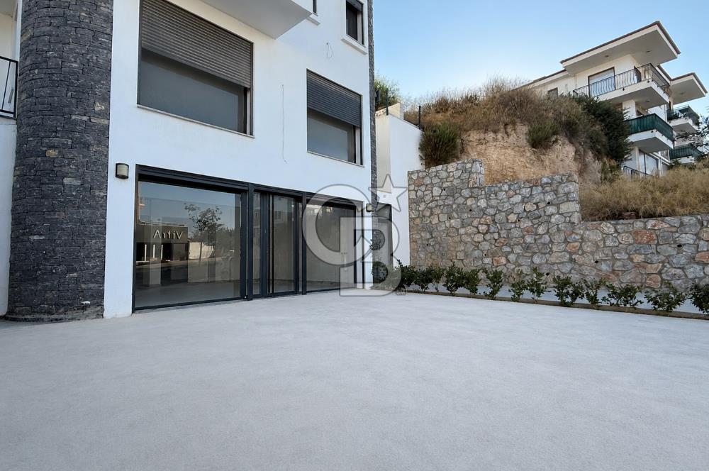 ANA CADDE CEPHELİ, GALERİLİ VE GENİŞ AVLULU SATILIK TİCARİ MÜLK