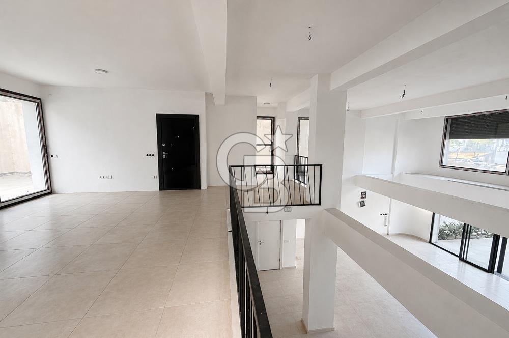 ANA CADDE CEPHELİ, GALERİLİ VE GENİŞ AVLULU SATILIK TİCARİ MÜLK