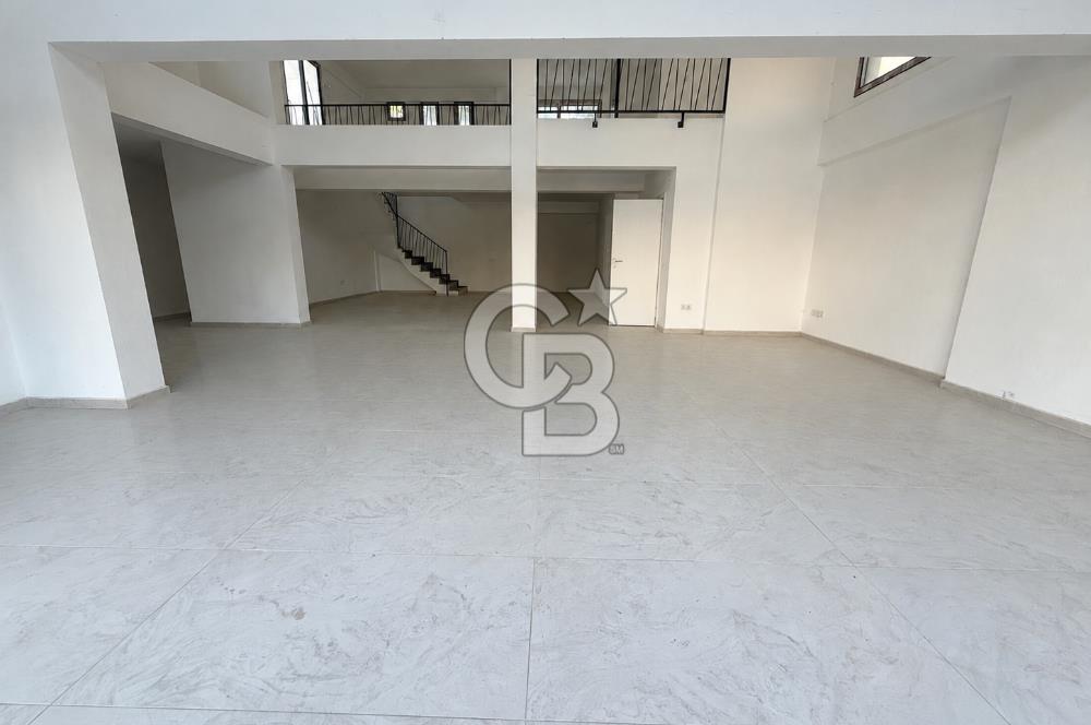 ANA CADDE CEPHELİ, GALERİLİ VE GENİŞ AVLULU SATILIK TİCARİ MÜLK