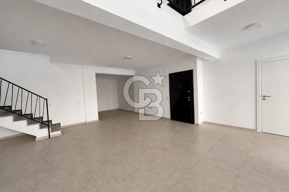 ANA CADDE CEPHELİ, GALERİLİ VE GENİŞ AVLULU SATILIK TİCARİ MÜLK