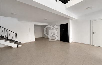 ANA CADDE CEPHELİ, GALERİLİ VE GENİŞ AVLULU SATILIK TİCARİ MÜLK