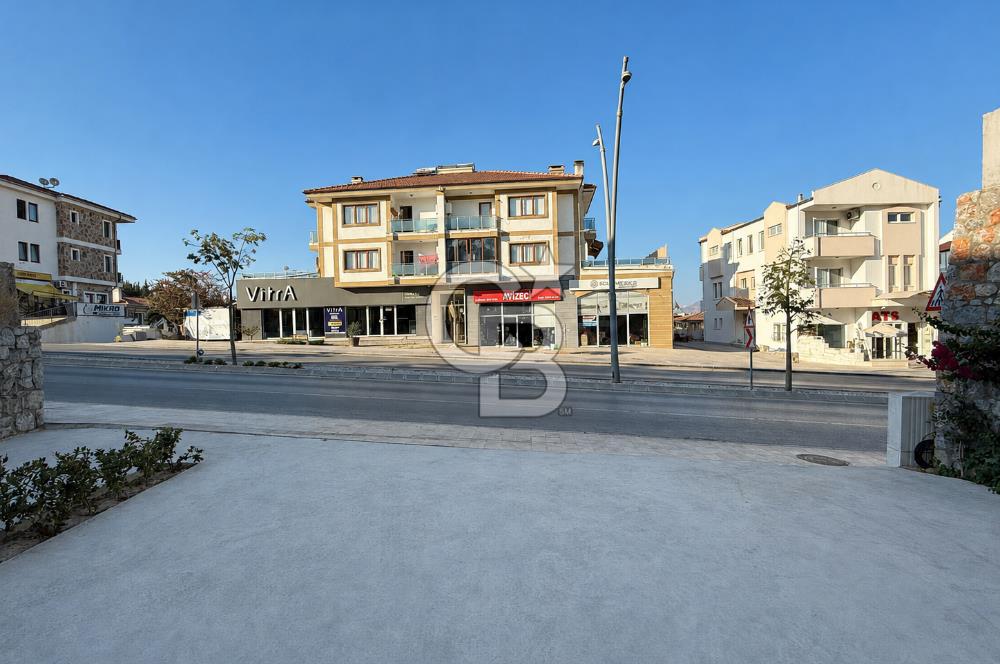 ANA CADDE CEPHELİ, GALERİLİ VE GENİŞ AVLULU SATILIK TİCARİ MÜLK