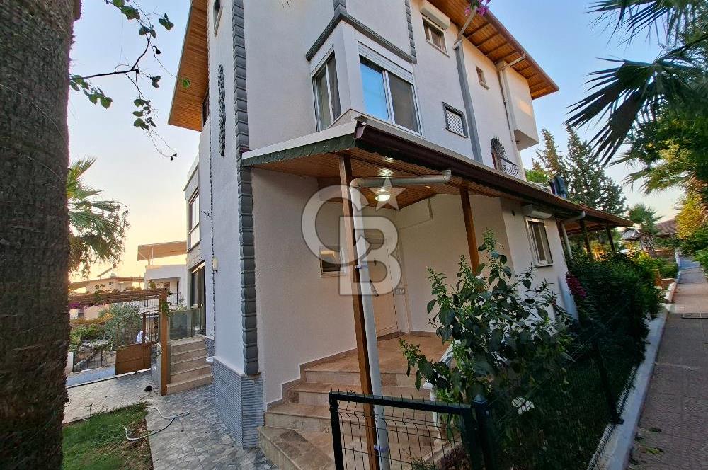 AKBÜK MERKEZDE HAVUZLU SİTEDE BAKIMLI 3+1 TERASLI VİLLA