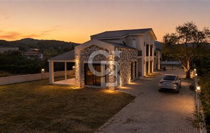 URLA ZEYTİNLER’DE DOĞA İÇİNDE 750 M² BAHÇELİ TAŞ VİLLA