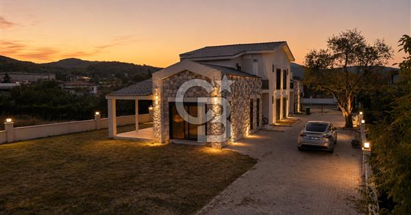 URLA ZEYTİNLER’DE DOĞA İÇİNDE 750 M² BAHÇELİ TAŞ VİLLA - 370081