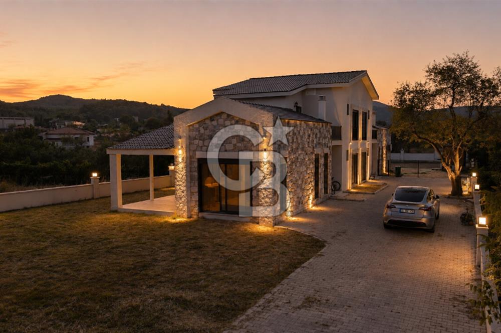 URLA ZEYTİNLER’DE DOĞA İÇİNDE 750 M² BAHÇELİ TAŞ VİLLA