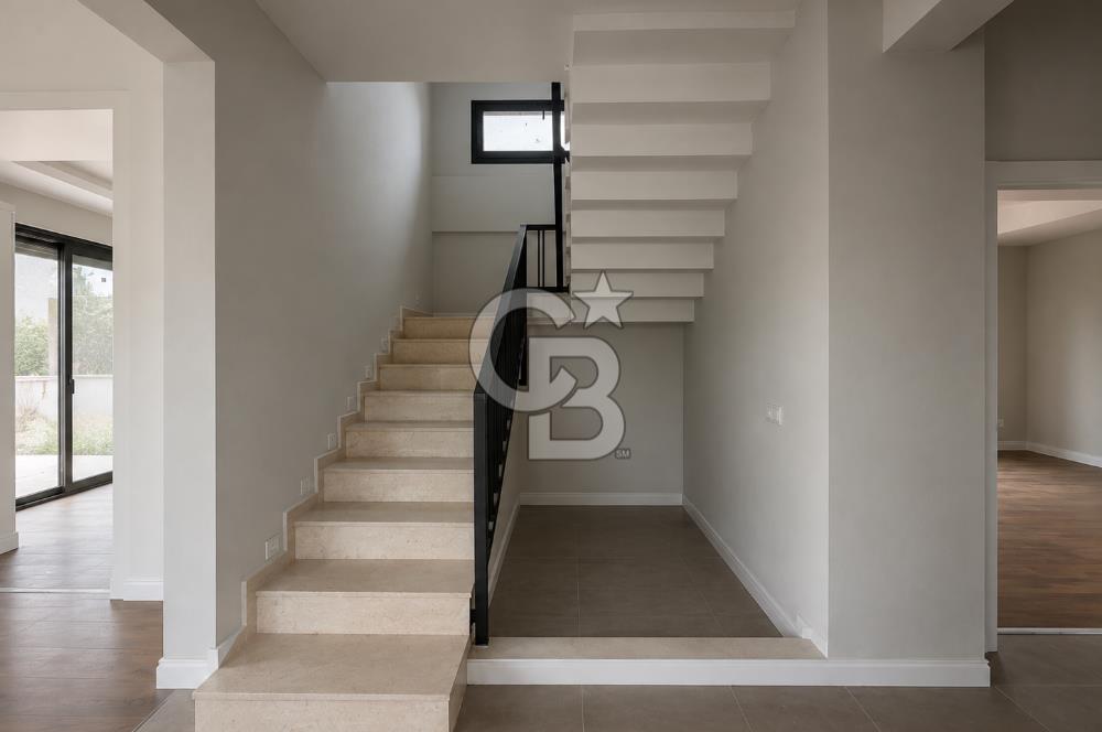 URLA ZEYTİNLER’DE DOĞA İÇİNDE 750 M² BAHÇELİ TAŞ VİLLA
