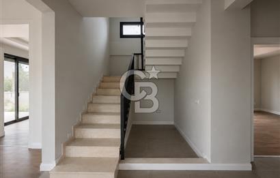 URLA ZEYTİNLER’DE DOĞA İÇİNDE 750 M² BAHÇELİ TAŞ VİLLA