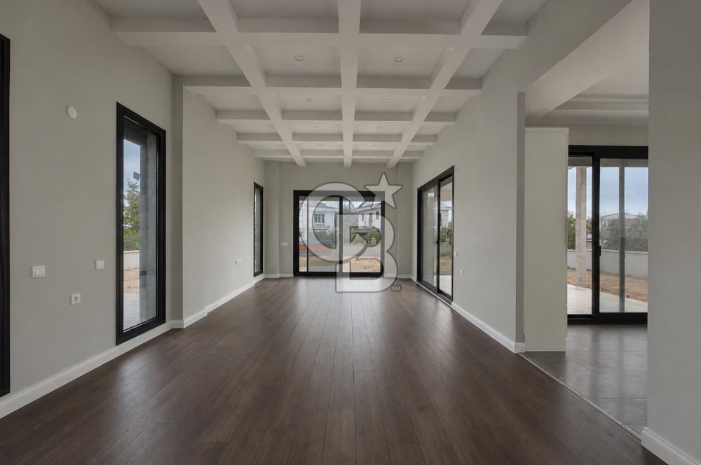 URLA ZEYTİNLER’DE DOĞA İÇİNDE 750 M² BAHÇELİ TAŞ VİLLA