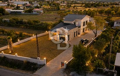 URLA ZEYTİNLER’DE DOĞA İÇİNDE 750 M² BAHÇELİ TAŞ VİLLA